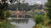 Alat berat mengeruk Iumpur dalam proyek normalisasi Waduk Ria-rio, Jakarta Timur, Selasa (30/6/2020).