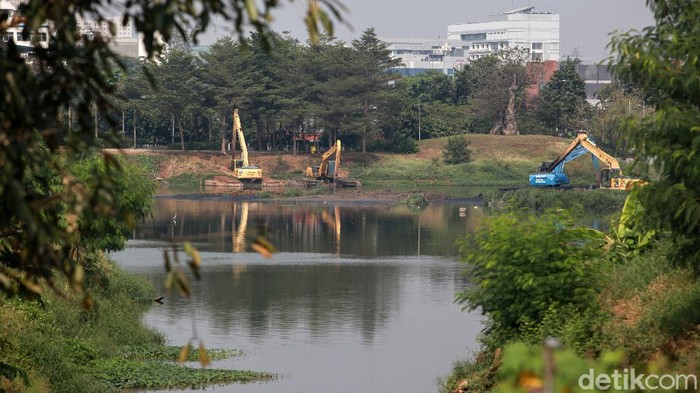 Antisipasi Banjir, Waduk Ria-rio Kembali Dikeruk Pemprov DKI melakukan normalisasi di sejumlah waduk untuk mengantisipasi banjir. Seperti yang terlihat di Waduk Ria-rio, Jakarta Timur, Selasa (30/6/2020).