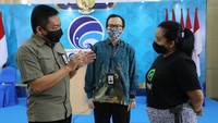 Direktur Utama Telkom Ririek Adriansyah dan Direktur Digital Business Telkom Muhamad Fajrin Rasyid tengah berbincang dengan Chief of Public Policy and Government Relations Gojek Shinto Nugroho usai acara peluncuran kerja sama perluasan akses aplikasi PeduliLindungi di aplikasi Gojek di Jakarta, Selasa (30/6). Foto: dok. Kemkominfo