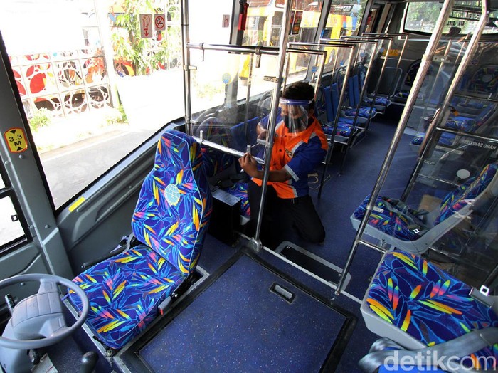 Sejumlah protokol kesehatan diterapkan di dalam bus Batik Solo Trans. Mulai dari memasang sekat plastik hingga tanda silang untuk terapkan physical distancing.