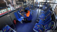 Sebagai salah satu transportasi publik yang kerap dimanfaatkan oleh masyarakat, pemasangan sekat plastik serta penerapan protokol kesehatan lainnya di dalam bus jadi sejumlah upaya untuk mencegah penyebaran COVID-19.