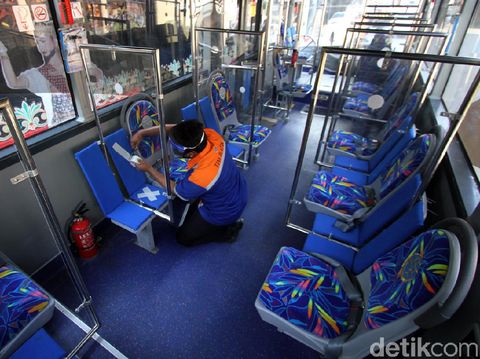 Sejumlah protokol kesehatan diterapkan di dalam bus Batik Solo Trans. Mulai dari memasang sekat plastik hingga tanda silang untuk terapkan physical distancing.
