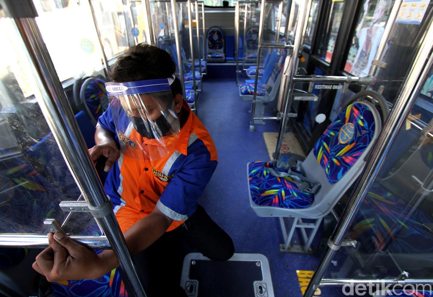 Sejumlah protokol kesehatan diterapkan di dalam bus Batik Solo Trans. Mulai dari memasang sekat plastik hingga tanda silang untuk terapkan physical distancing.