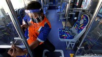 Sekat plastik tersebut tampak terpasang di sejumlah bagian di dalam bus.