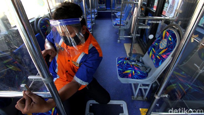 Sejumlah protokol kesehatan diterapkan di dalam bus Batik Solo Trans. Mulai dari memasang sekat plastik hingga tanda silang untuk terapkan physical distancing.