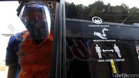 Para penumpang yang hendak menaiki bus pun diimbau untuk mengenakan masker serta menjaga jarak.