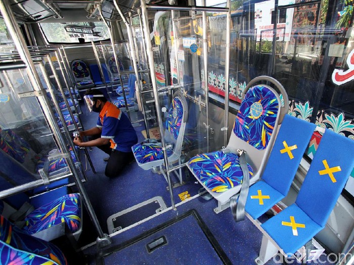 Sejumlah protokol kesehatan diterapkan di dalam bus Batik Solo Trans. Mulai dari memasang sekat plastik hingga tanda silang untuk terapkan physical distancing.