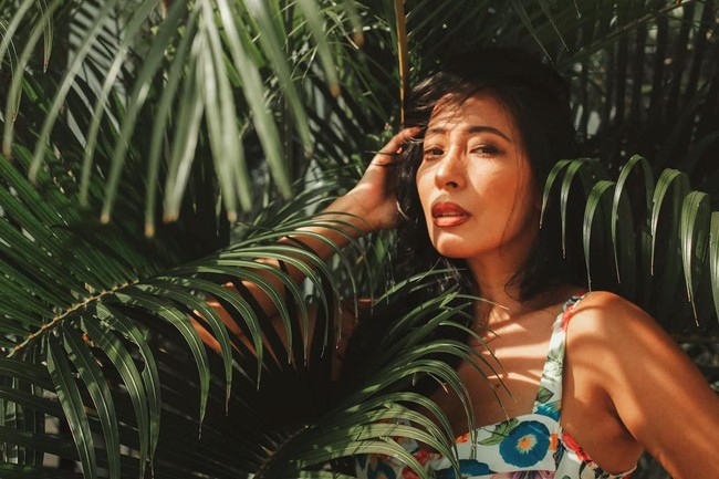 Orang-orang sering melihatku tidak percaya ketika aku bilang pada mereka usiaku. Mereka tidak percaya aku akan berusia 50 tahun pada bulan Januari (tahun depan). Mereka bilang aku terlihat seperti 30an, ungkapnya kepada Femail. Foto: Instagram @bombshellinthisdress