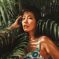 Orang-orang sering melihatku tidak percaya ketika aku bilang pada mereka usiaku. Mereka tidak percaya aku akan berusia 50 tahun pada bulan Januari (tahun depan). Mereka bilang aku terlihat seperti 30an, ungkapnya kepada Femail. Foto: Instagram @bombshellinthisdress