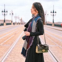 Bella yang mulai menggalakkan gaya hidup sehat setelah sembuh dari kanker ginjal 13 tahun lalu itu juga selalu mencoba olahraga paling tidak empat kali seminggu. Tak heran jika tubuhnya jadi langsing dan kencang sehingga tambah tampak awet muda. Foto: Instagram @bombshellinthisdress