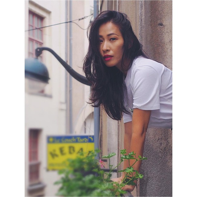 Ia bahkan beberapa kali dikira sebagai kakak dari tiga anak perempuannya. Kapanpun orang melihat kami, kami selalu mendapat komentar bahwa kami terlihat seperti bersaudari, tambah wanita asal Filipina yang berbasis di Macau itu. Foto: Instagram @bombshellinthisdress