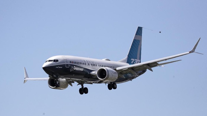 A Boeing 737 MAX jet heads to a landing at Boeing Field following a test flight Monday, June 29, 2020, in Seattle. The jet took off from Boeing Field earlier in the day, the start of three days of re-certification test flights that mark a step toward returning the aircraft to passenger service. The Federal Aviation Administration test flights over the next three days will evaluate Boeings proposed changes to the automated flight control system on the MAX, a system that activated erroneously on two flights that crashed, killing 346 people. (AP Photo/Elaine Thompson)