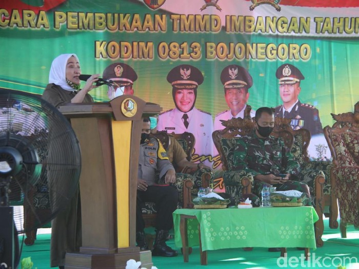 Bupati Bojonegoro Anna Muawanah membuka TNI Manunggal Membangun Desa (TMMD) Imbangan Tahun Anggaran 2020. Pembukaan digelar di lapangan Desa Lebaksari, Kecamatan Baureno.