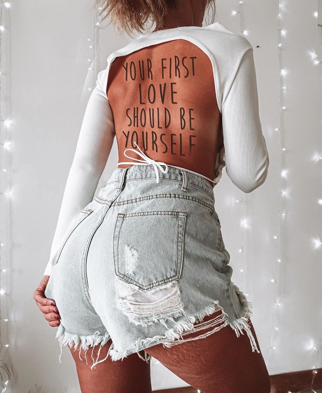 Memiliki 815 ribu pengikut di Instagram @danaemercer, Danae kerap berbagi pesan positif agar perempuan bangga dengan tubuhnya. (Foto: Instagram/@danaemercer)