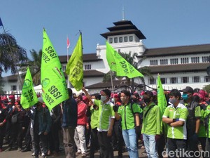 Dirumahkan-Pesangon Tak Dibayar, Ratusan Buruh Demo di Depan Gedung Sate