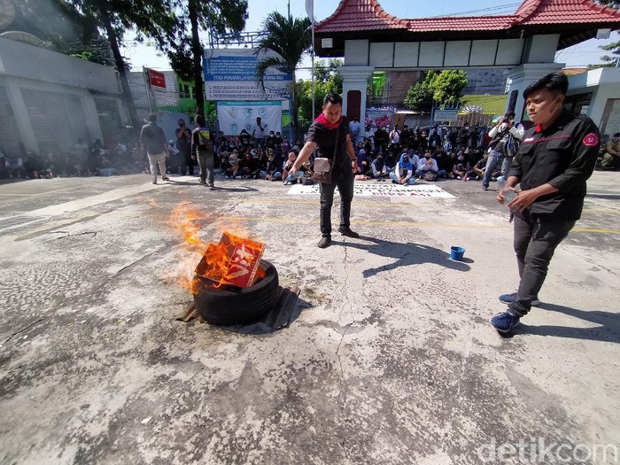 Demo di Universitas Islam Batik (Uniba) Solo, Selasa (30/6/2020).