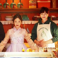 Urutan 8 K-drama terpopuler di Netflix adalah Mystic Pop-Up Bar. Tayang juga di JTBC, drama dengan bumbu komedi dan misteri ini bercerita tentang seorang wanita yang membuka bar mistis untuk membantu masalah para pengunjungnya lewat mimpi. Foto: istimewa