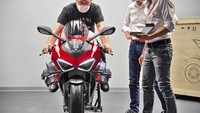 Pebalap asal Belgia Filip Van Schil berhasil menjadi Ducatista pertama di dunia yang beruntung memiliki moge bercita rasa motor balap itu. Prosesi serah terima kunci dilakukan langsung oleh CEO Ducati, Claudio Domenicali. Van Schil menerima kunci kontak bernomor 001/500. (Foto: Ducati)