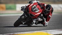 Yang istimewanya lagi, perusahaan Italia akan memberikan kesempatan kepada 30 pemilik Ducati Superleggera V4 untuk merasakan pengalaman ngebut di lintasan sirkuit menggunakan motor MotoGP Ducati Desmosedici GP. (Foto: Ducati)