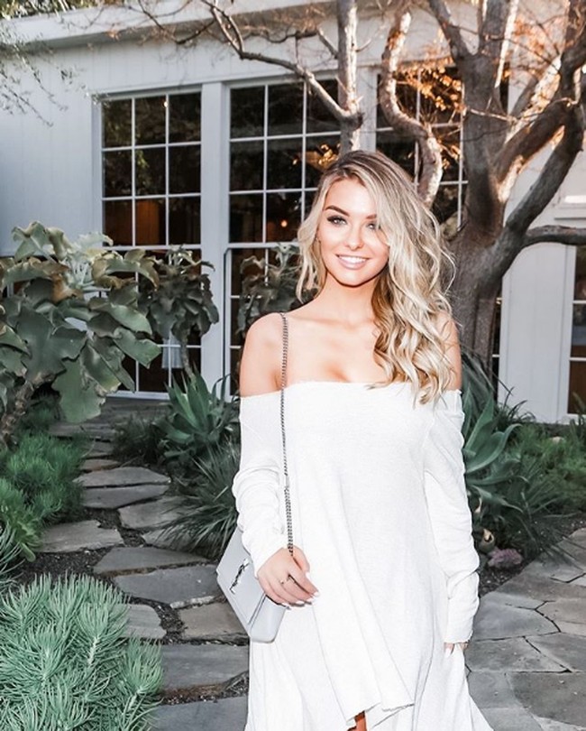 Model pemilik tinggi badan 173 cm ini populer sebagai model iklan Carls Jr. Ia juga pernah membintangi iklan Good American, lini busana denim milik Khloe Kardashian. Foto: Instagram/@emilysears