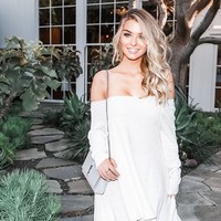 Model pemilik tinggi badan 173 cm ini populer sebagai model iklan Carls Jr. Ia juga pernah membintangi iklan Good American, lini busana denim milik Khloe Kardashian. Foto: Instagram/@emilysears