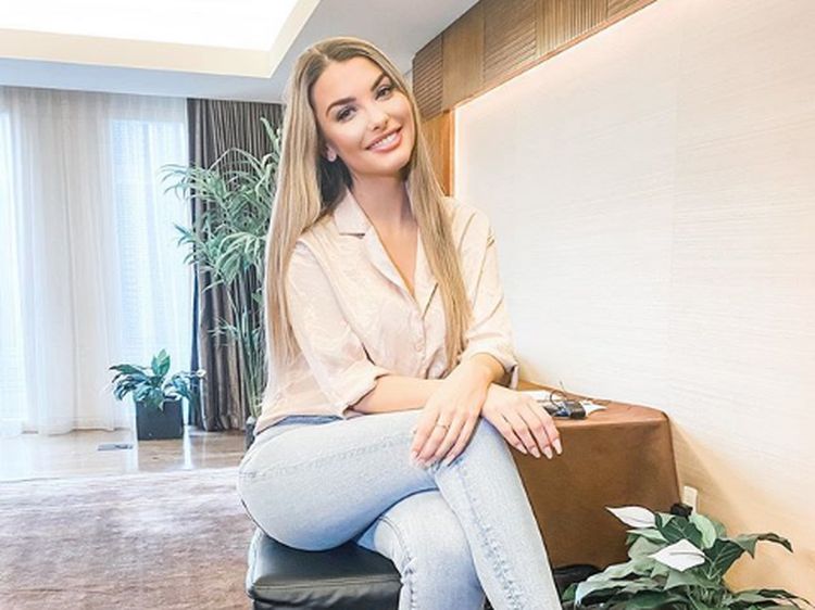 Potret Cantik Model Seksi yang Operasi Otak dalam Keadaan Sadar