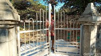 Pria yang sudah bekerja menjadi penjaga makam selama 10 tahun itu menjelaskan, pemasangan gembok pada pintu masuk makam Krapyak ini buntut dari penemuan sembilan bungkusan misterius. Karena sebelumnya, ada lima pintu masuk yang setiap harinya tidak terkunci. Sapari mengatakan, pintu masuk itu mulai dikunci pukul 18.00 WIB sampai dengan 06.00 WIB.