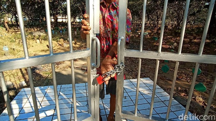 Gegara Penemuan Bungkusan Kain Kafan, Makam di Kudus Kini Digembok Lima pintu masuk di makam Kudus kini terpasang gembok. Hal itu dilakukan usai penemuan bungkusan kain kafan berisi bangkai ayam hingga foto perempuan.