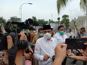Narasi Lawan Corona Gubsu Edy: Jelangkung, Sujud Risma Hingga Marah Jokowi