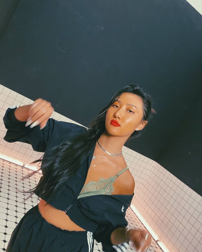 Ahn Hye Jin yang dikenal sebagai Hwasa Mamamoo tahun ini masuk dalam daftar teratas. Wajah Hwasa dinilai berkesan kuat dan high fashion sehingga terlihat indah ketika difoto. Foto: Instagram