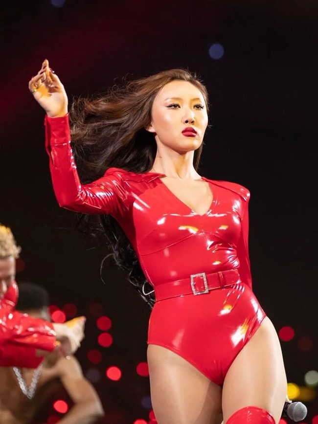 Hwasa MAMAMOO dikenal sebagai idol yang berani tampil beda. Warna kulitnya yang eksotis membuat penampilannya semakin fierce dan karismatik, menjadikannya simbol percaya diri bagi banyak penggemar. Foto: Mnet