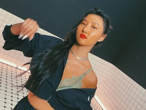 5 Momen Mukbang Hwasa MAMAMOO di Home Alone yang Bikin Ngiler!