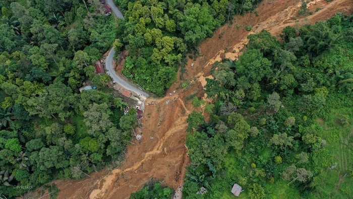 Jalur Palopo-Toraja yang masih terputus akibat longsor (dok. Istimewa).