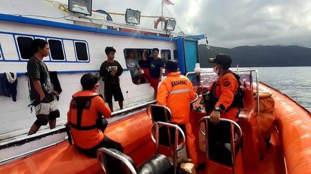 Kapal nelayan ditabrak tugboat.
