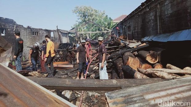 kebakaran gudang kayu di pedan klaten, 30 juni 2020