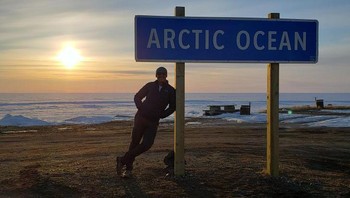 Berhari-hari tanpa ada Matahari terbenam di Tuktoyaktuk, Kanada. Foto: Brightside