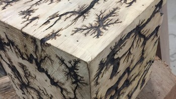 Balok kayu yang disetrum menghasilkan pola yang indah. Foto: Brightside