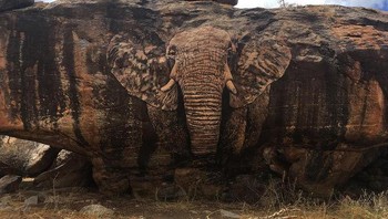 Ukiran gajah di batu yang berada di Kenya. Foto: Brightside