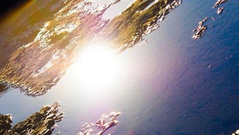 Refleksi genangan matahri yang seolah seperti planet. Foto: Brightside