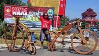 Sarijo (48) memiliki hobi menciptakan berbahan limbah kayu. Pria yang akrab dipanggil Ari itu diketahui telah memulai hobinya tersebut sejak tahun 2015 lalu. Sampai tahun 2020, ia sudah memproduksi lima unit sepeda berangka dan beroda kayu. Sedangkan untuk gir, rantai, dan pedalnya dari besi bekas. Istimewa/Dok. Sarijo.