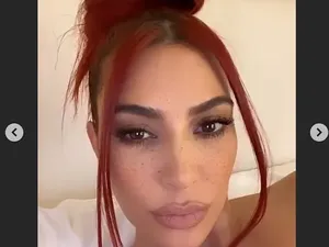 Penampilan Baru Kim Kardashian dengan Rambut Merah, Makin Kece