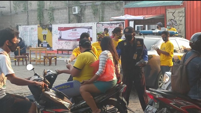 Komunitas Calsic bagi-bagi masker ke warga saat merayakan hari jadi
