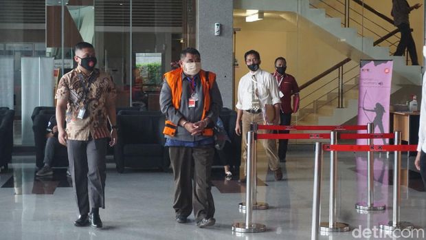 KPK menahan tersangka kasus dugaan korupsi terkait pengadaan Ruang Terbuka Hijau (RTH) di Pemkot Bandung pada 2012, Dadang Suganda (Ibnu Hariyanto/detikcom)