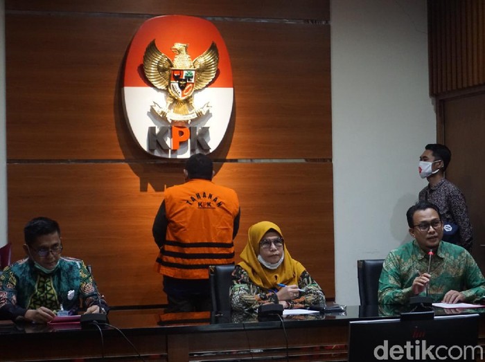 KPK menahan tersangka kasus dugaan korupsi terkait pengadaan Ruang Terbuka Hijau (RTH) di Pemkot Bandung pada 2012, Dadang Suganda (Ibnu Hariyanto/detikcom)