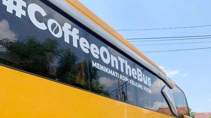 Kreatif! Bus Pariwisata Disulap Jadi Kafe Keliling