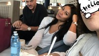 Siap liburan akhir tahun, Anggun dan keluarga terlihat menunggu jadwal penerbangan di bandara. Terlihat mereka memilih menunggu di restoran yang ada di bandara.  Foto: instagram @anggun_cipta