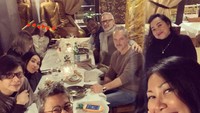 Bersama Armand Maulana dan Dewi Gita, makan malam di restoran Indonesia di Paris ini jadi makin seru. Ada menu sambal goreng hati yang bikin Anggun jatuh hati.  Foto: instagram @anggun_cipta