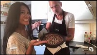 Hangout ke bar, Anggun menikmati segelas cocktail. Tak sendiri, Anggun menikmati momen santai ini bersama sang suami. Foto: instagram @anggun_cipta