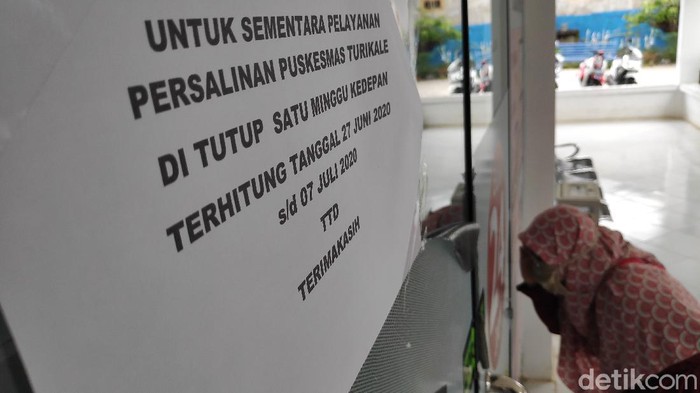 Layanan persalinan di Puskesmas Turikale, Kabupaten Maros terhenti setelah 2 bidan dinyatakan reaktif virus Corona saat rapid test (Bakrie-detikcom).