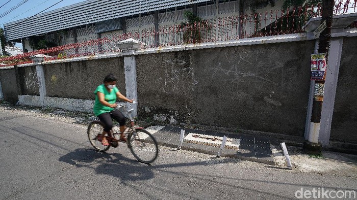 Makam di pinggir jalan kampung Kota Solo, Selasa (30/6/2020).